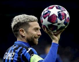 Papu con il pallone della Champions