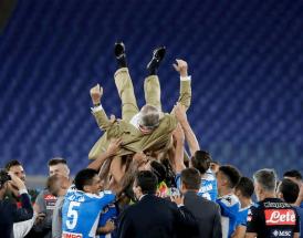 De Laurentiis festeggiato per la vittoria del Napoli in Coppa Italia!