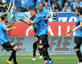 Andrea Mazzarani segna dopo aver segnato un gol con la maglia del Novara!