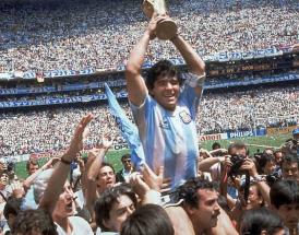 Maradona con la Coppa di Mexico '86!