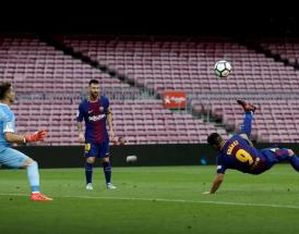 Una rovesciata di Suarez nel famoso incontro senza pubblico contro il Las Palmas