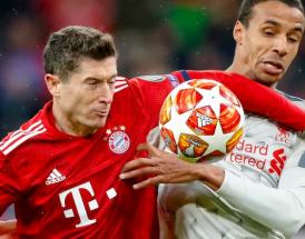 Robert Lewandowski e Joel Matip a contrasto, in un'immagine degli Ottavi del 2019!