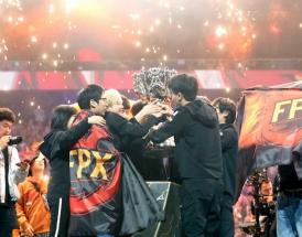 Il Team FunPlus Phoenix festeggia la vittoria alle Finals di Parigi!