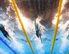 Federica Pellegrini nella corsia centrale!