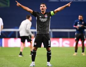 Houssem Aouar a Lisbona festeggia l'accesso alle semifinali di Champions