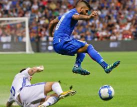 Lorenzo Insigne cerca di evitare un avversario