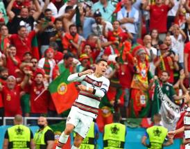 Ronaldo con la maglia Nike del Portogallo