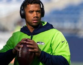 Il quarterback dei Seattle Seahawks, Russell Wilson si scalda 