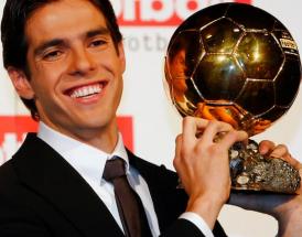 Kaká con il prezioso trofeo!
