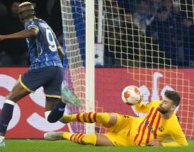 Osimhen cerca di superare Pique