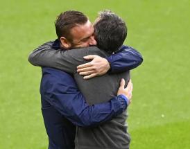De Rossi abbraccia Luis Enrique, prima di Italia - Spagna a Wembley!