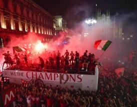 I festeggiamenti del Milan in pullman