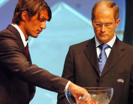 Paolo Maldini durante un sorteggio UEFA