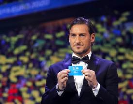 Totti durante il sorteggio dell'europeo itinerante