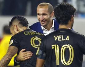 Chiello abbraccia i suoi nuovi compagni