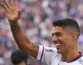 Suarez saluta il suo pubblico