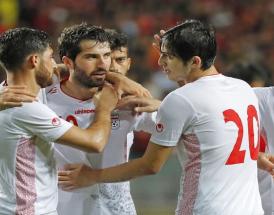 Un abbraccio tra i calciatori dell'Iran