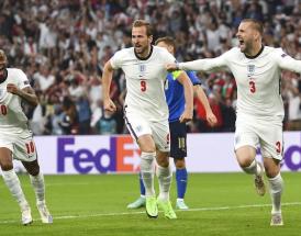 Il gol del vantaggio inglese nella finale contro l'Italia