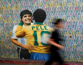 Un'immagine riprodotta di Pelè con Diego