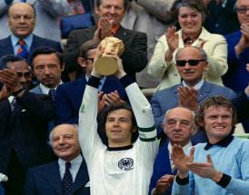 Il Kaiser alza la Coppa nel 1974