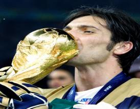 Buffon con la Coppa del Mondo