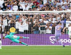 Mattia Perin prova ad ipnotizzare Benzema dal dischetto!