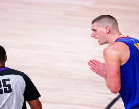 Jokic con un arbitro NBA