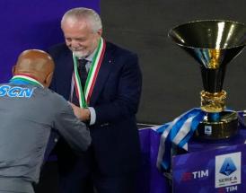 Luciano Spalletti con la medaglia per lo storico Scudetto 2023!