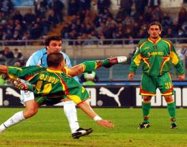 Valeri Bojinov in acrobazia all'Olimpico