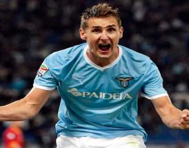 Una splendida esultanza di Klose con la maglia biancoceleste