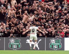 Giroud esulta davanti al settore ospiti dello stadio di Reggio Emilia