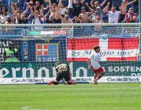 L'esultanza dopo il gol al Bari