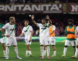 Lo sconforto dei calciatori del Sassuolo al termine della partita di Salerno