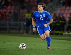 Cala in maglia azzurra