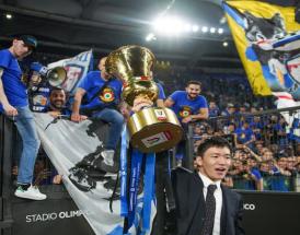 Zhang con la Coppa Italia 2023