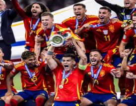 Morata alza la coppa nella notte di Berlino!