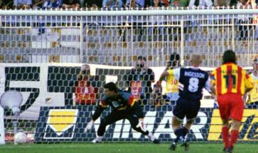 Klas Ingesson realizza un rigore con la maglia del Bari!