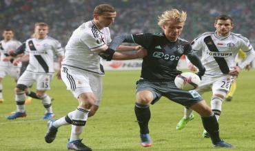 Adam Hlousek, a sinistra, e Lukasz Brozkasper contrastano Dolberg dell'Ajax