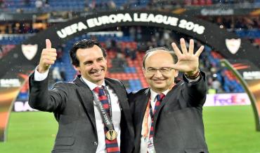 Unai Emery ed il Presidente Jose Castro Carmona festeggiano l'Europa League 2016!