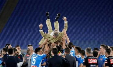 De Laurentiis festeggiato per la vittoria del Napoli in Coppa Italia!