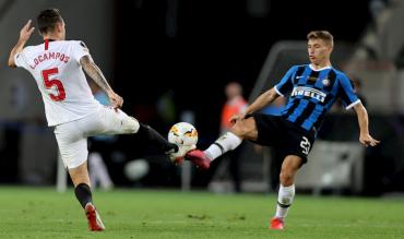 Barella in contrasto su Ocampos!