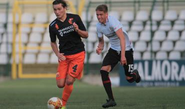 Davide De Marino (Pro Vercelli, maglia bianca) all'inseguimento di Francesco Cerretelli durante Pro Vercelli-Pistoiese 1-0