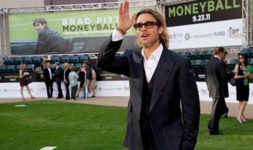 Brad Pitt in un campo da baseball! 