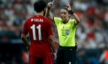 Stephanie Frappart a colloquio con Salah!