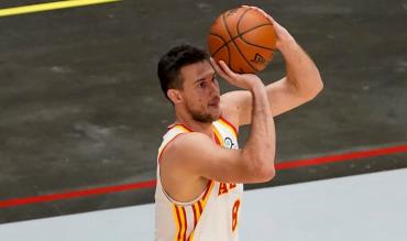 Il Gallo con la nuova canotta degli Hawks!