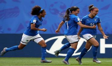 Barbara Bonansea a destra, festeggia con Sara Gama ed Alia Guagni!