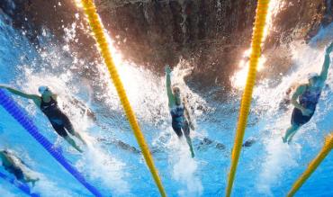 Federica Pellegrini nella corsia centrale!