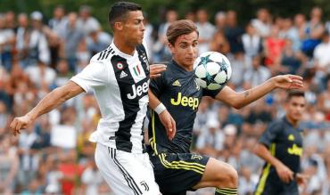 Un difensore della Juve B tenta di fermare CR7 a Villar Perosa