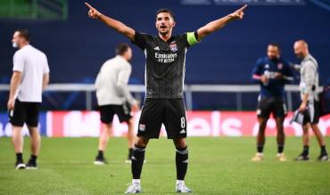 Houssem Aouar a Lisbona festeggia l'accesso alle semifinali di Champions