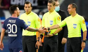 Messi saluta gli arbitri a fine partita